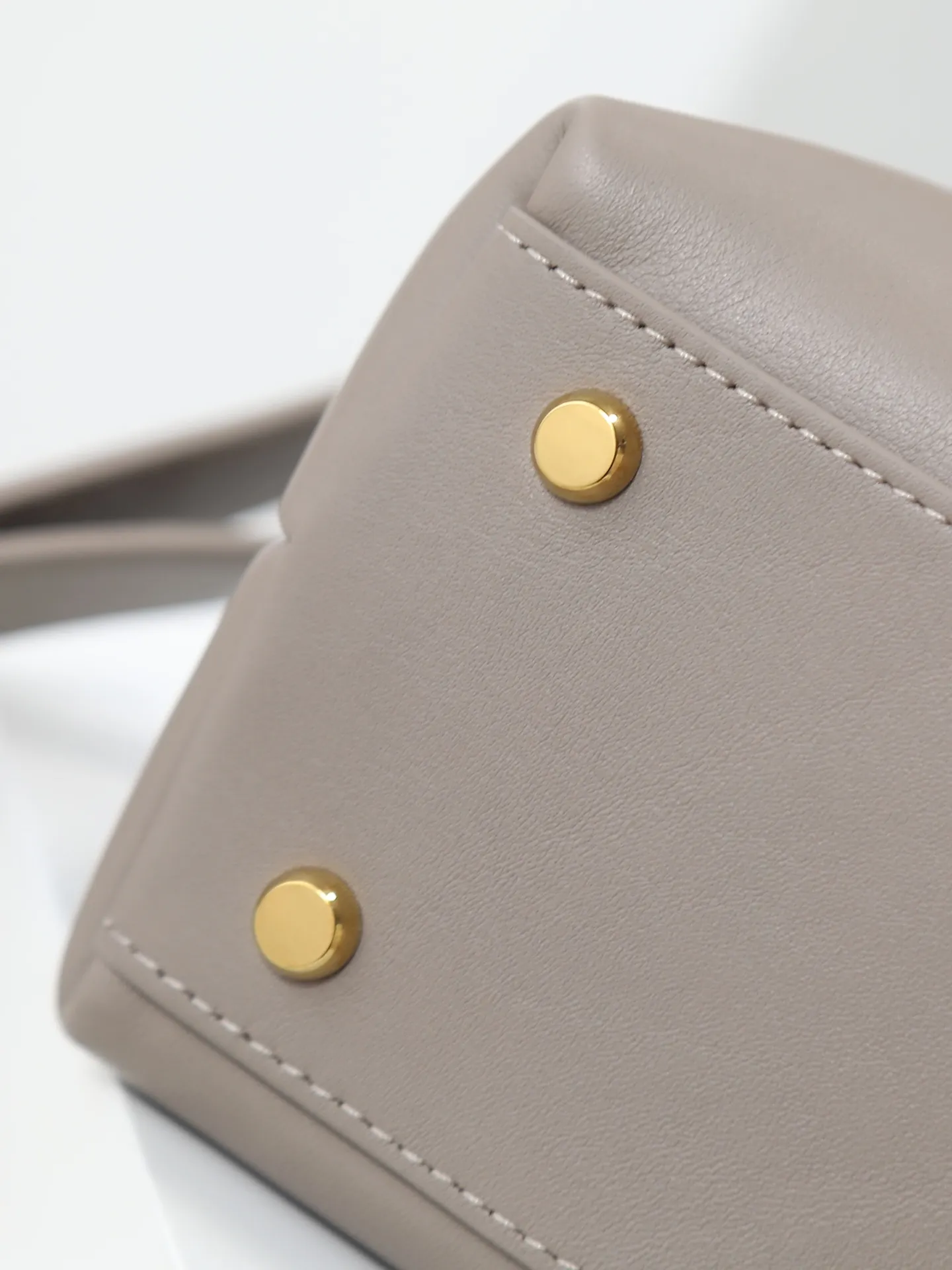 1150. Bottega Veneta's latest Ciao Ciao bag is a two-way flap handbag in silky cowhide, decorated with signature twist details, hidden hook closure, the flap can be fastened to the front, or connected to the INTRECCIATO woven internal pocket, with an adjustable and removable crossbody strap, an internal compartment, and a zippered pocket. The surprise flap has various shapes. Style 1 - Cover the bag surface, exposing the knot and knot decoration. Style 2 - Place the flap inside the bag. A buckle is also designed. Style 3 - The U-shaped position of the top handle in the hand bag. Style No.: 835835 Size: 26*19*10.5cm